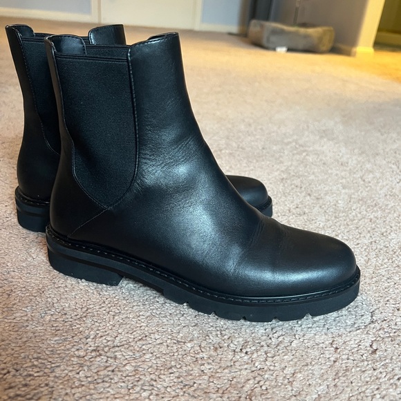 LIKE NEW Stuart Weitzman DYLAN CHELSEA BOOTIE size 7 - Picture 4 of 5